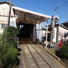 駅舎のすぐ左側にこの鉄道の車庫と工場があります。