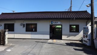 駅構内に工場を兼ねた車庫があります