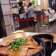 ごはん大盛りの豚肉丼