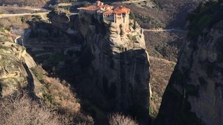 岩の上の修道院の眺めが素晴らしいです