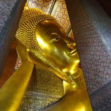 黄金に輝く巨大な仏様は迫力満点です。