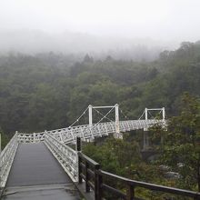 駐車場から出て橋を渡ります