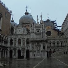 建物はさすがの風格です。