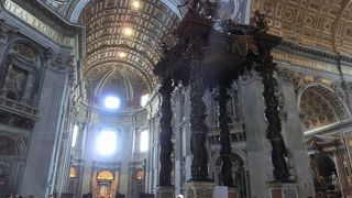 ねじれた柱の大天蓋