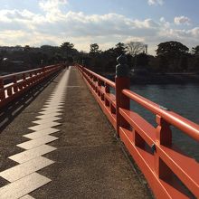 朱色の橋と夕日に輝く宇治川