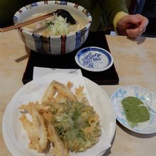 ワカサギの天ぷら、塩でいただきます。