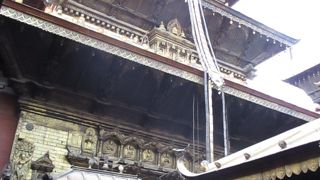 本堂のある中庭には皮革製品（特に革靴）持ち込み禁止の仏教寺院です。