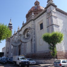奇怪な外観のサンタロサ・デ・ビテルボ教会