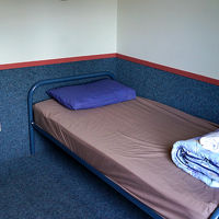 室内はこじんまりとコンパクト。壁が薄いのが難点