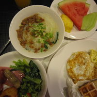 朝食は普通のバイキングだが麺線うまし。