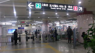 ショッピングモールが直結していて便利な駅です