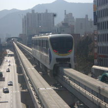 都心部の景観とモノレールのコラボを楽しめます