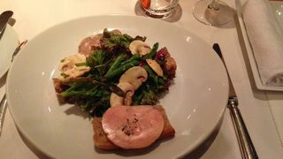 ビストロなのに高級感がある店内