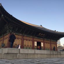 寒い冬の青い空に建物が映えていましt。