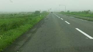 霧多布湿原の中を貫く道路