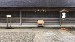 本殿を挟む位置に建立されています。