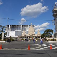 道路を挟んでみた建物全景　帰りに参りました