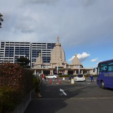 沢山の車が駐車スペースへ入って行きます
