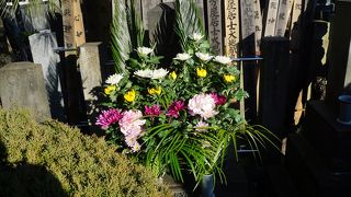 お花がたくさん供えてあって