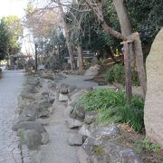 水田のそばで水車が回っています