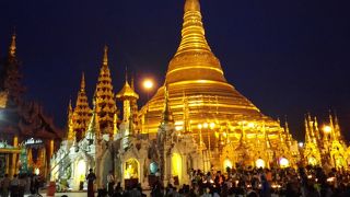 ヤンゴンのシンボル　シュエダゴンパゴダ