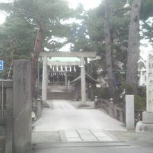 国道１号から少し離れた裏通りで静かでした