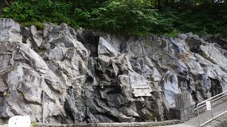 国道から豊平川に下ったところの壁にある滝