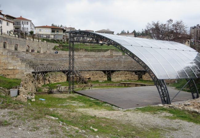 今でも、コンサートなどが開催される、保存状態のよい古代劇場です♪