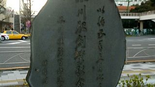 品川駅前にある記念碑