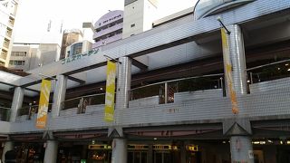 結構な飲食店が軒を連ねます。