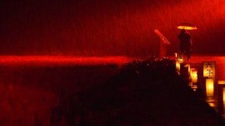 豪雨の中、ライトアップに浮かぶ赤色は怖さすら感じさせるのでした