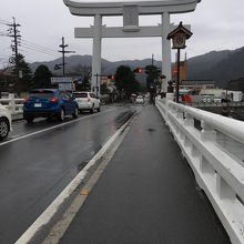 宇迦橋と一の鳥居（宇迦橋の鳥居）。