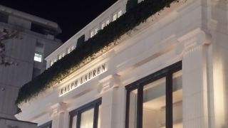 ひときわ目立ち店舗