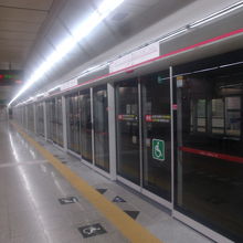 ホームドア設置駅が多いですが、未設置の駅も見られました