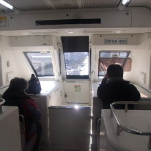 モノレールの先頭、窓が斜めでちょっと景色は見辛いです…