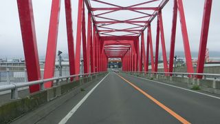 真っ赤な鉄骨の橋を渡って厚岸グルメパークに行きました