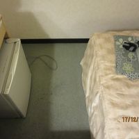 部屋の床にはシミが目立った。