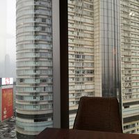 ラウンジからの眺め。目の前に巨大マンションが。。。