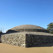 上が「円」、下が「方」なので「上円下方墳」