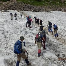 雪渓を横切る