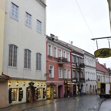 レストランやカフェが立ち並ぶ