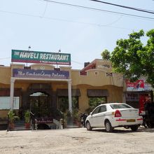 道路沿いに建っています