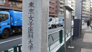 ホテル・グランド・パレスの前に標柱が建っています