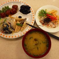 ビュッフェ式の朝食。五目寿司、黒豆煮など食べた