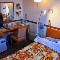 壁にドライヤーなどコンパクトにあれこれある部屋