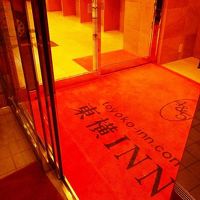 玄関の床マットに東横ＩＮＮ