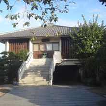 きれいだが他に特徴がなく、ただ単にこれだけの建物