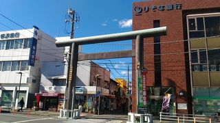 いかにも不釣合いな鳥居がドーン。