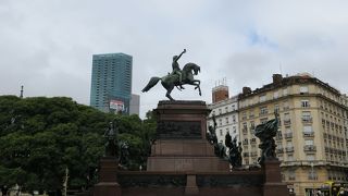 見事な騎馬像です