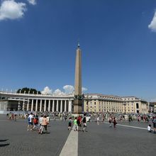 中央にオベリスク。